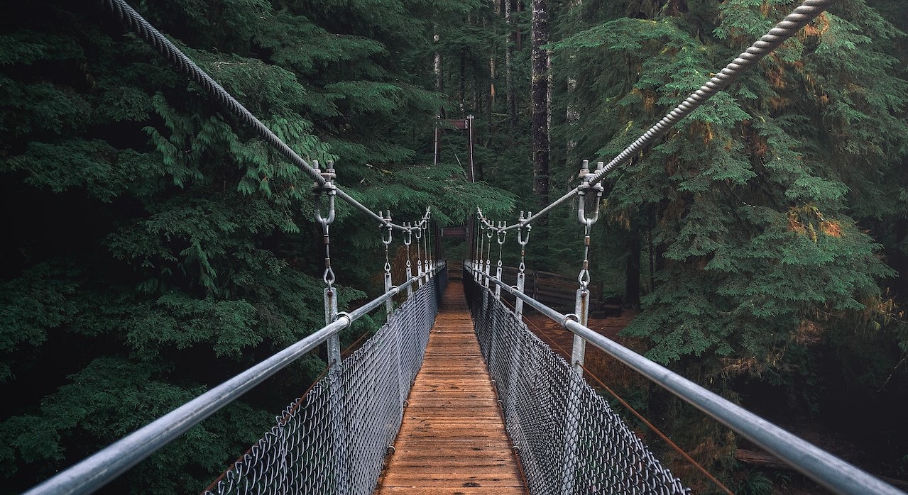 Brücke mit Stahlkonstruktion