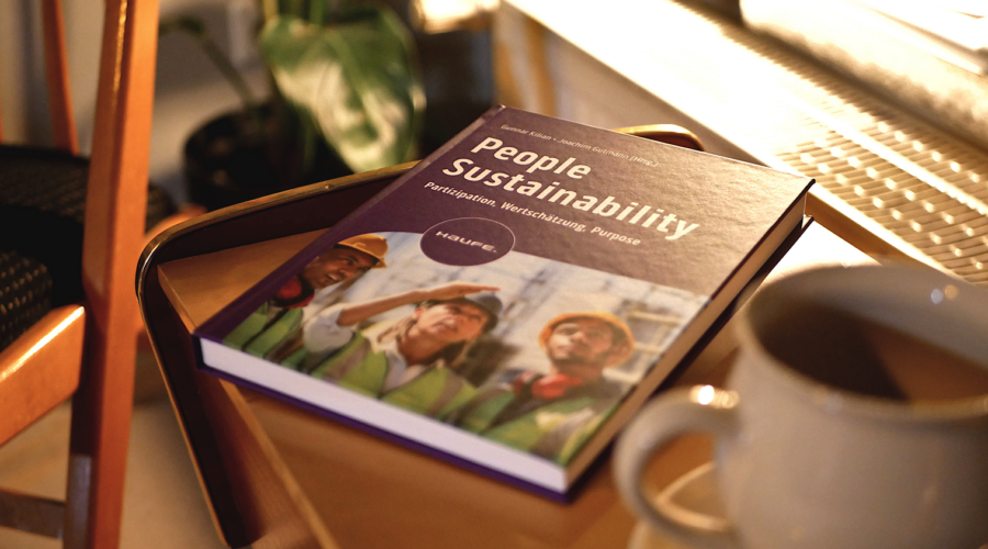 Der Buch "People Sustainability" auf einem Tisch. Foto by laba.de