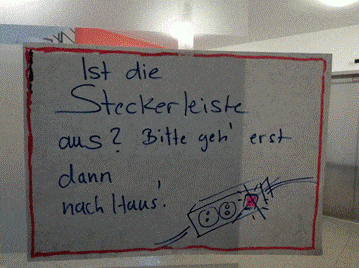 Ein Reminderschild an der Ausgangstür mit dem Hinweis, die Steckerleiste auszumachen. Das fördert nachhaltiges Verhalten im Unternehmen und spart Energiekosten.